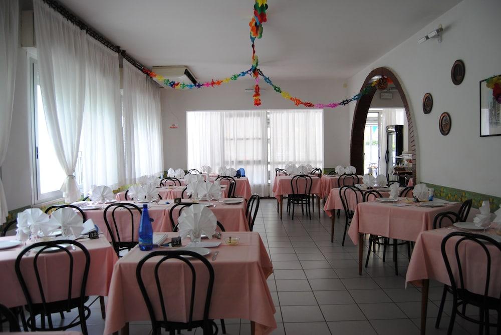 Hotel Trevi Cesenatico Exterior photo
